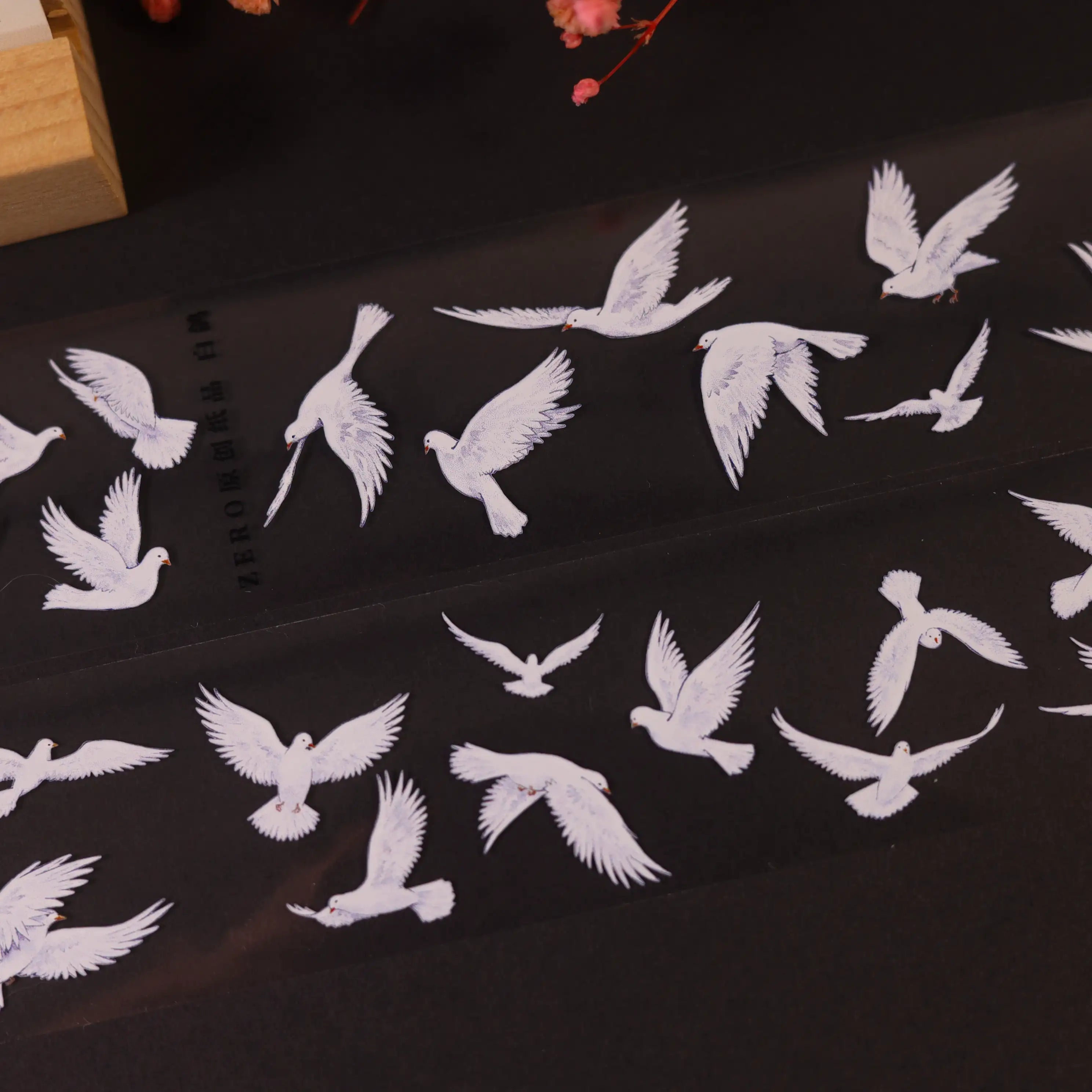 Weiße Tauben — PET Tape | Vögel im Flug